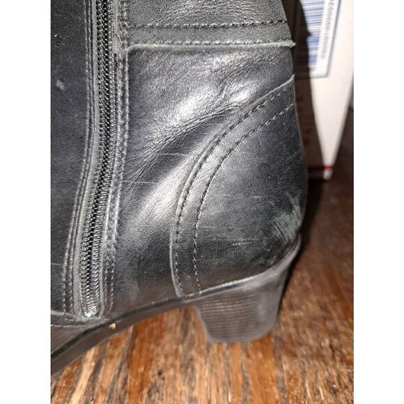 7M Clarks Black Leather Side Zip Chunky Stacked Heel Boots Booties Buckle Accent - Picture 10 of 12